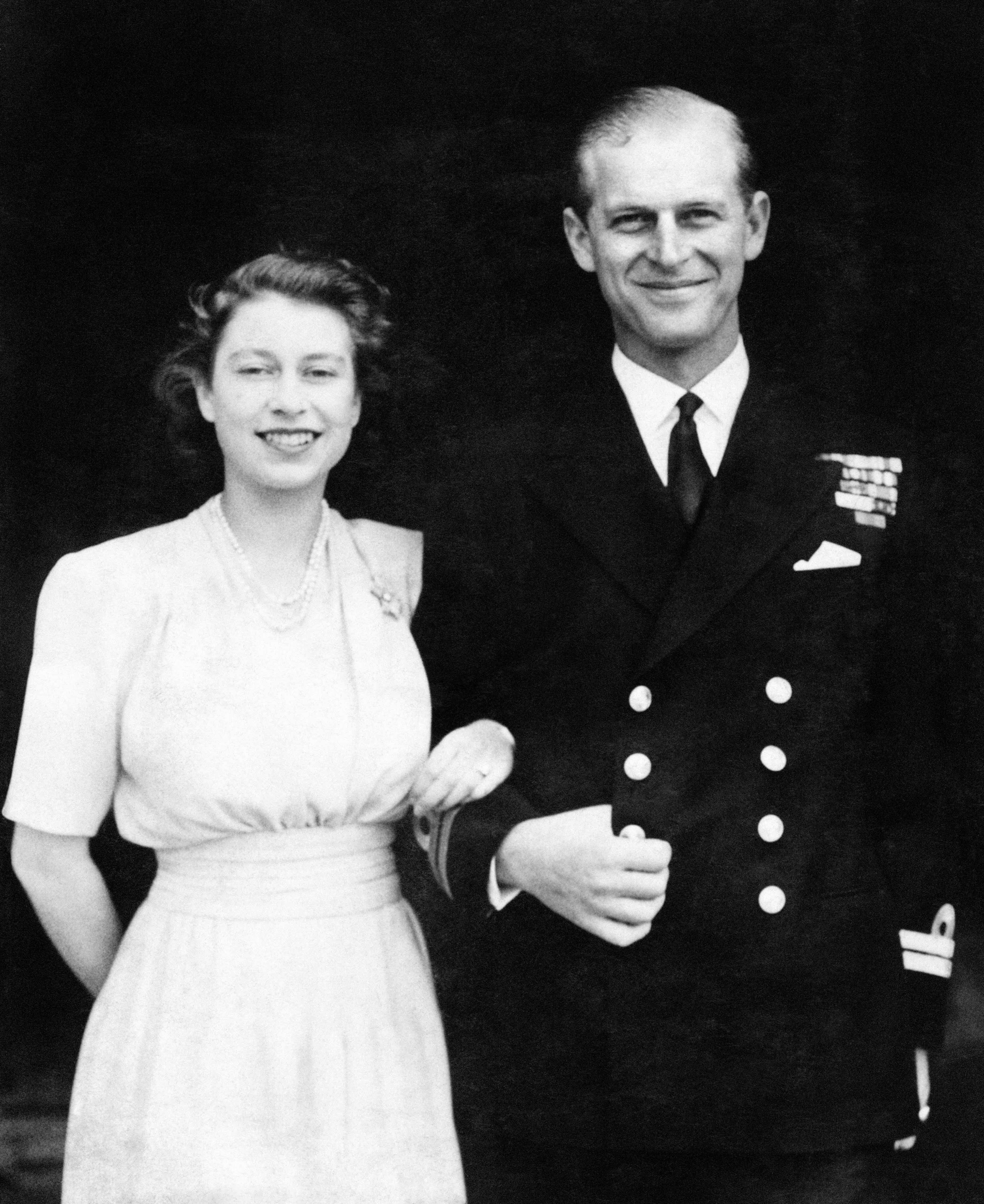 Princesa Isabel y Teniente. Philip Mountbatten, cuyo compromiso fue anunciado, posan para sus primeras fotos de compromiso en el Palacio de Buckingham.