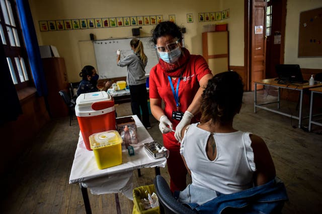 <p>Más del 17% de la población total de Chile ha recibido al menos una dosis de la vacuna del coronavirus</p>