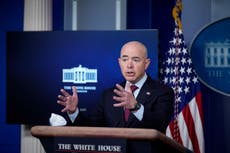 Trump “desmanteló” el sistema de inmigración “en su totalidad”, afirma Secretario de Seguridad Nacional de Biden