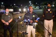 Hombre que se negaba a usar cubrebocas mata a oficial de policía que lo sacó del juego de baloncesto