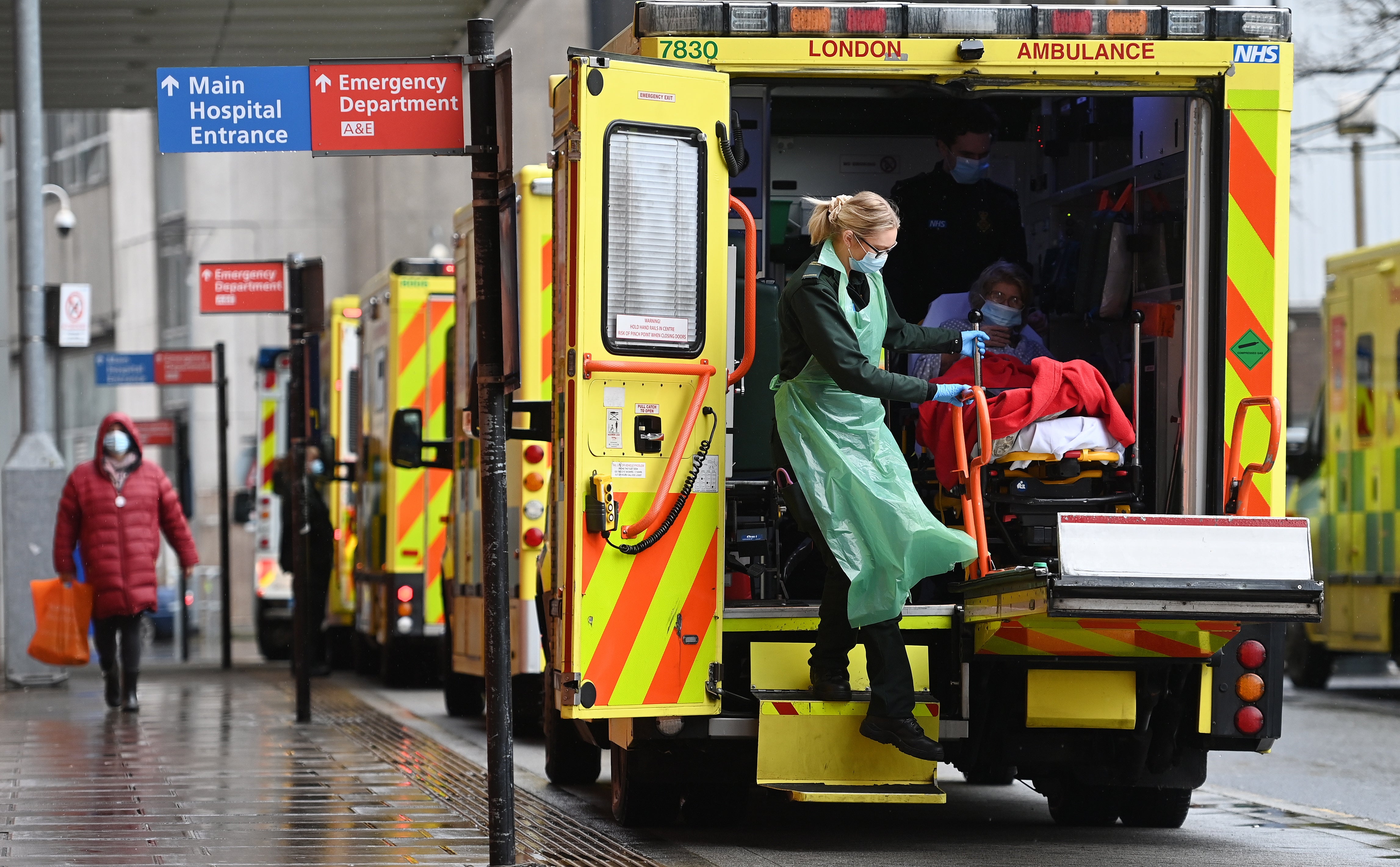 Madre e hija mueren después de que 11 miembros de la familia enfermaran de COVID en reunión navideña