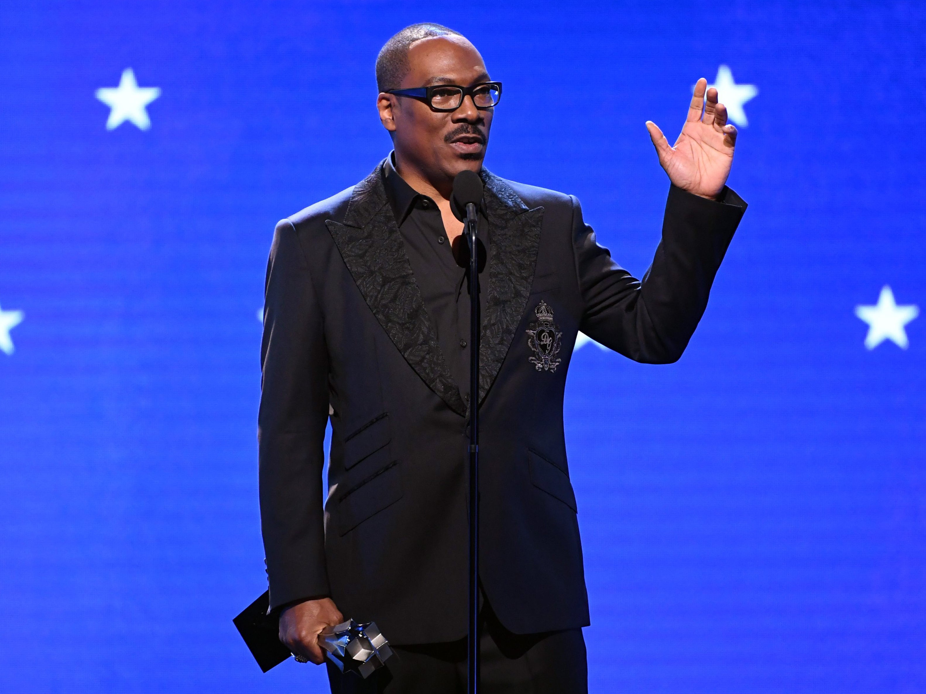 Eddie Murphy dice que la raza ‘nunca’ ha afectado su carrera: ‘yo trascendí esas cosas’