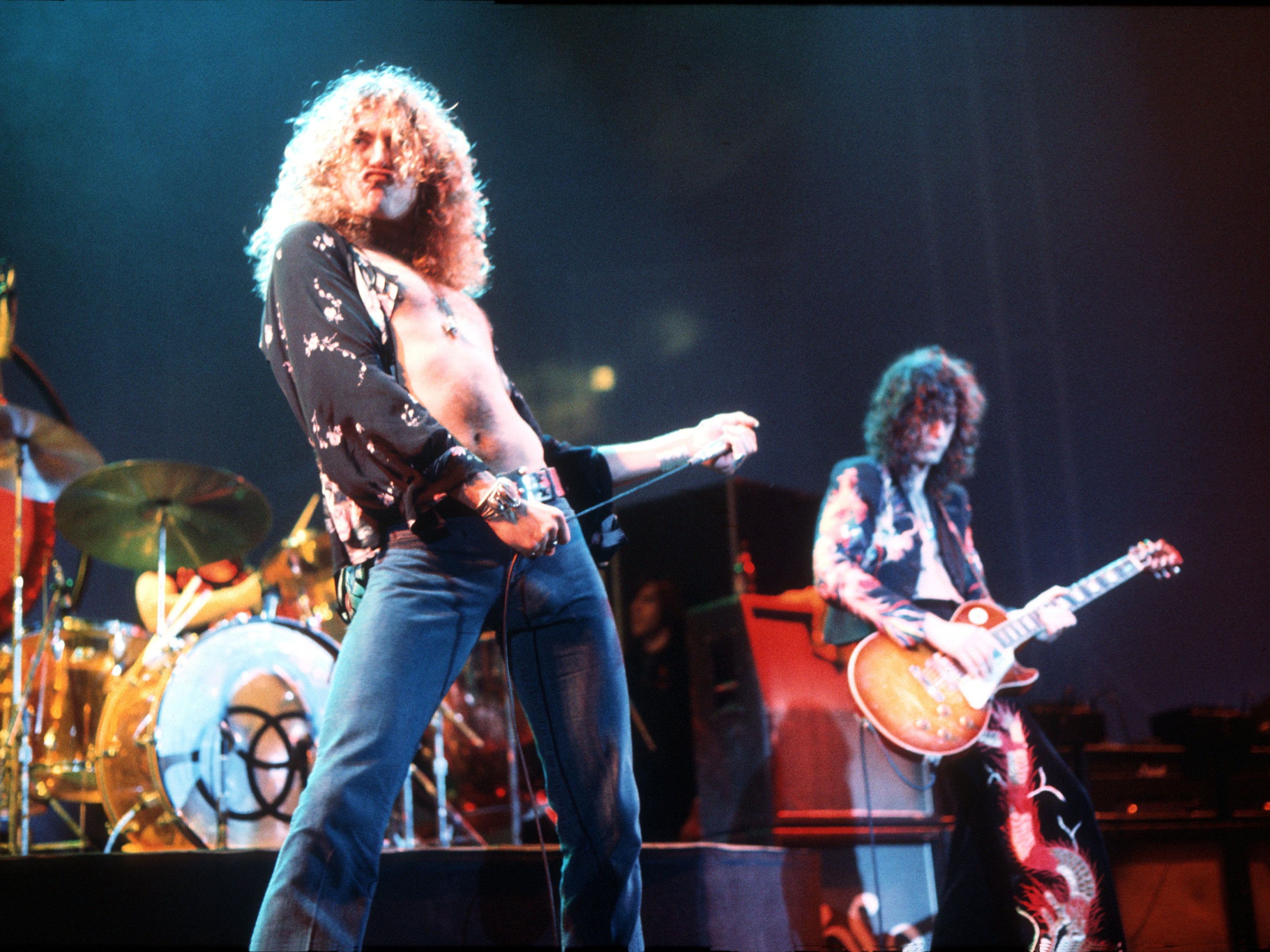Robert Plant y Jimmy Page en el escenario