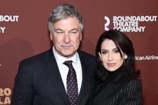Hilaria Baldwin revela el nombre de nuevo bebé mientras Alec le dice a los que cuestionan su sexto hijo que se ‘callen’