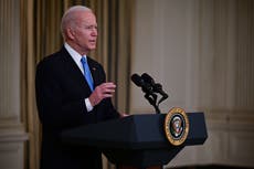 Biden ordena a todos los estados comenzar a vacunar a los maestros para reabrir las escuelas