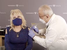  Dolly Parton, quien ayudó a financiar la vacuna Moderna contra el covid, recibe su dosis 