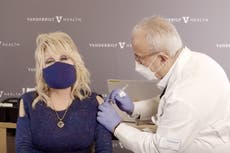 Dolly Parton, quien ayudó a financiar la vacuna Moderna contra el covid, recibe su dosis