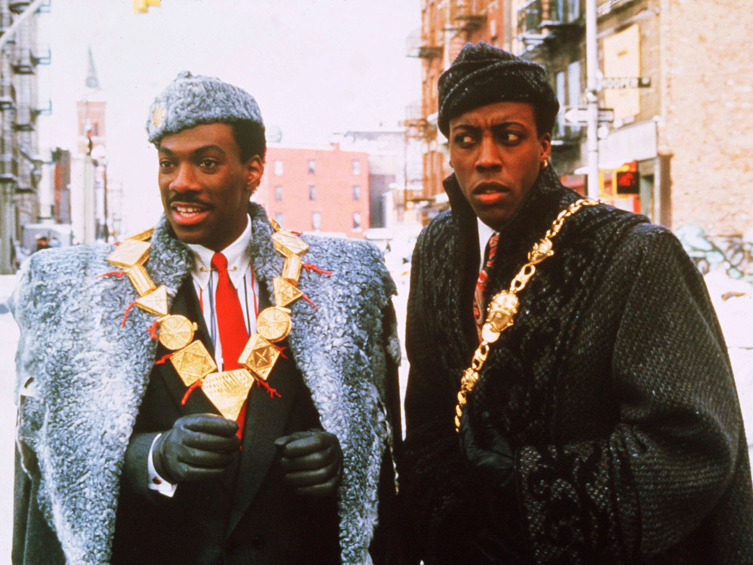 Eddie Murphy y Arsenio Hall “forzados” a poner actor blanco en “Coming to America” para que la película no tuviera un elenco completamente negro