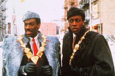 Eddie Murphy y Arsenio Hall “forzados” a poner actor blanco en “Coming to America” para que la película no tuviera un elenco completamente negro