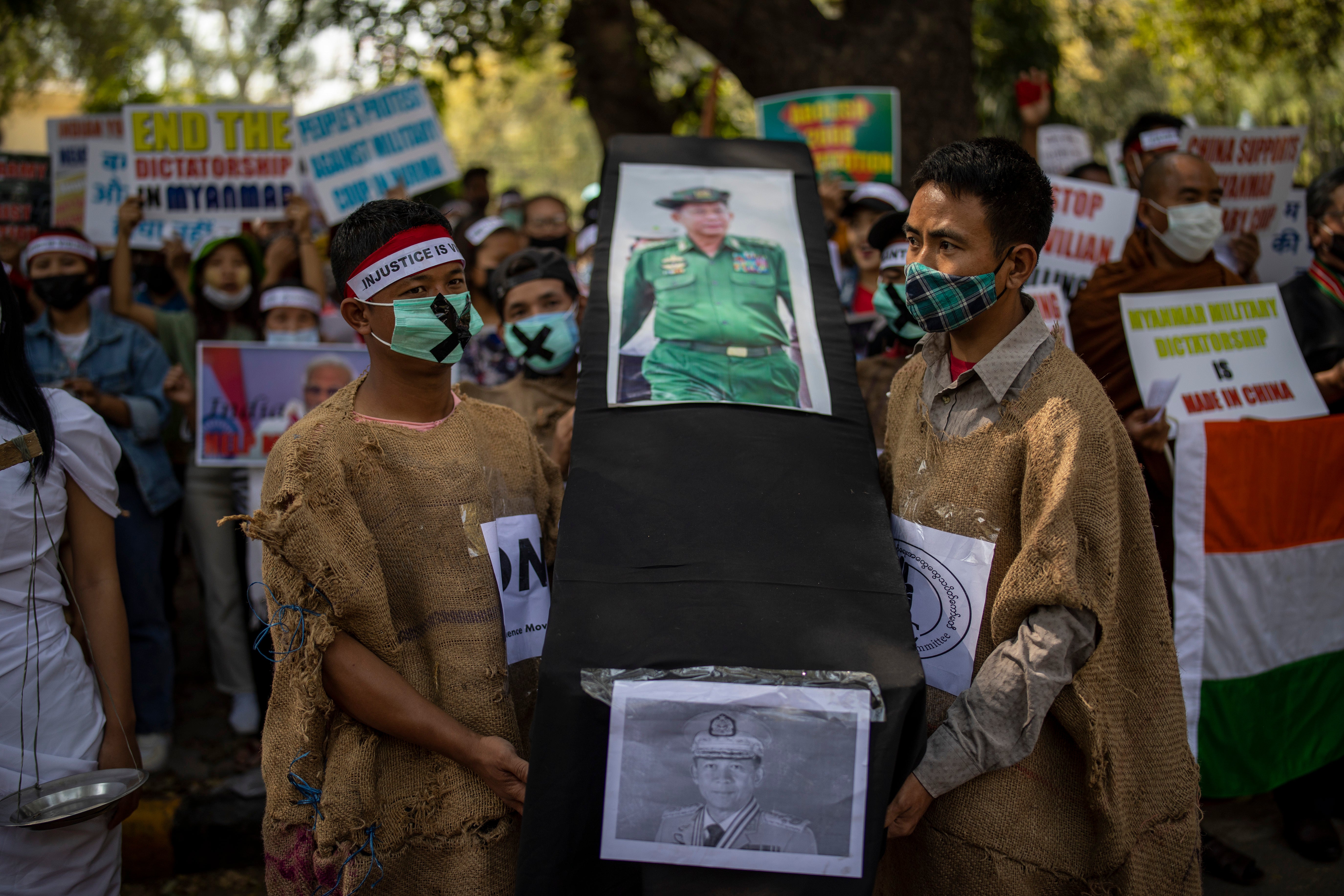 Protestan refugiados cristianos de Myanmar contra el golpe de Estado en India