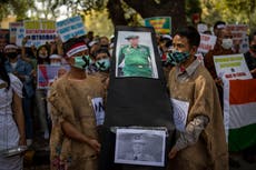 Protestan refugiados cristianos de Myanmar contra el golpe de Estado en India