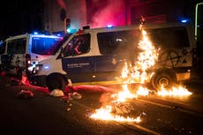 España: 8 encarcelados por quemar camioneta policial en medio de protestas por Pablo Hasél 