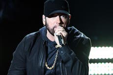 Las veintitrés letras de canciones más vergonzosas de todos los tiempos, de Eminem a U2