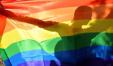 Gobierno de Biden permitirá que embajadas ondeen la bandera del orgullo gay