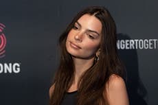 Piers Morgan ataca a Emily Ratajkowski tras publicar una foto en la que aparece desnuda