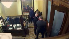 Fotos secretas muestran a Mike Pence en un búnker durante disturbios en el Capitolio, revela un periodista