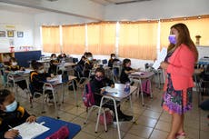 Chile: Estudiantes regresan a clases presenciales de manera voluntaria