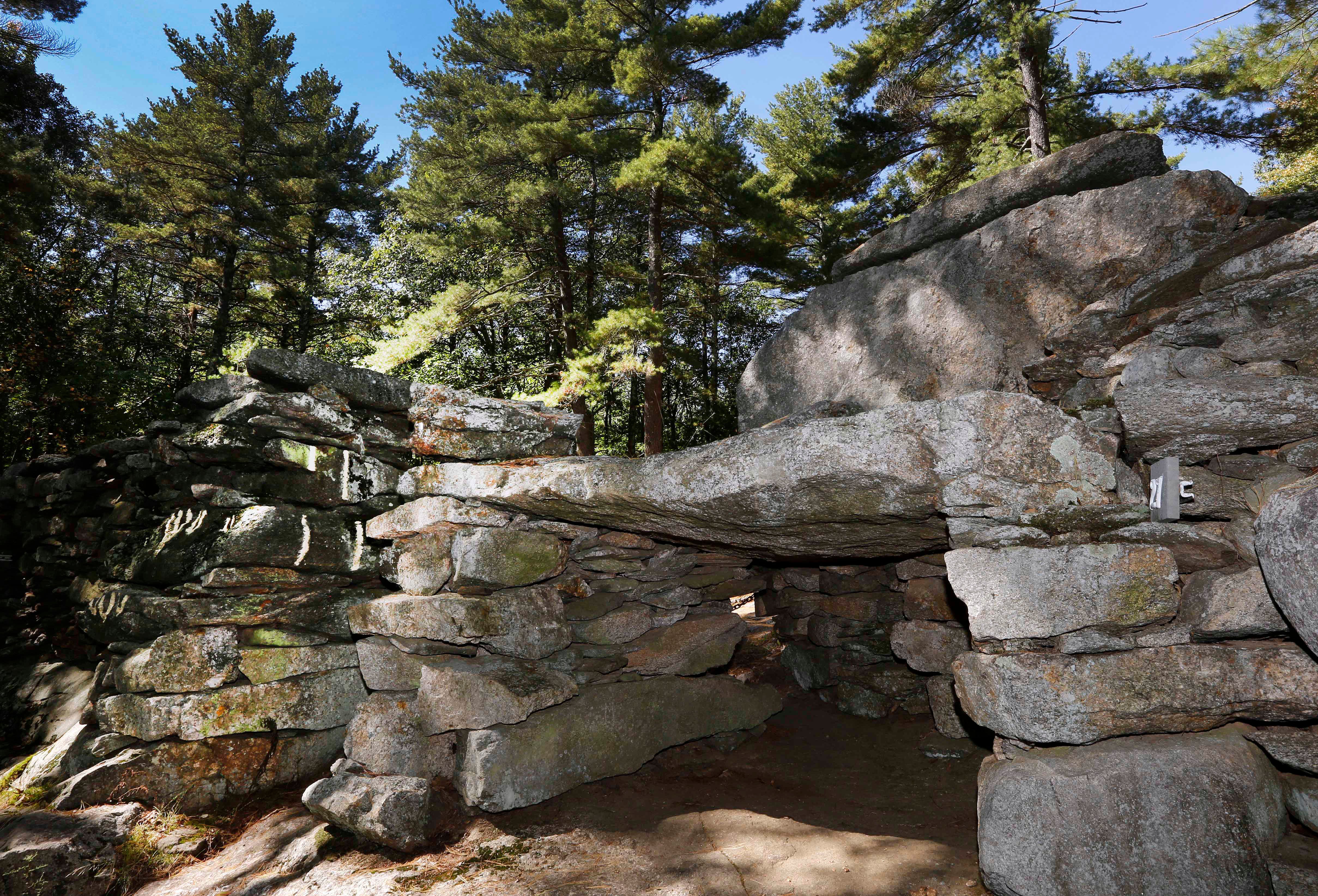 Hombre arrestado en relación con el vandalismo de QAnon en “Stonehenge de Estados Unidos”