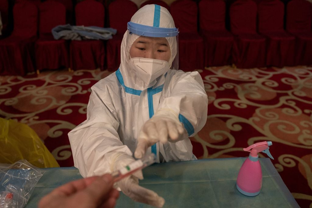 Pruebas anales de COVID-19 generan tensiones diplomáticas en China