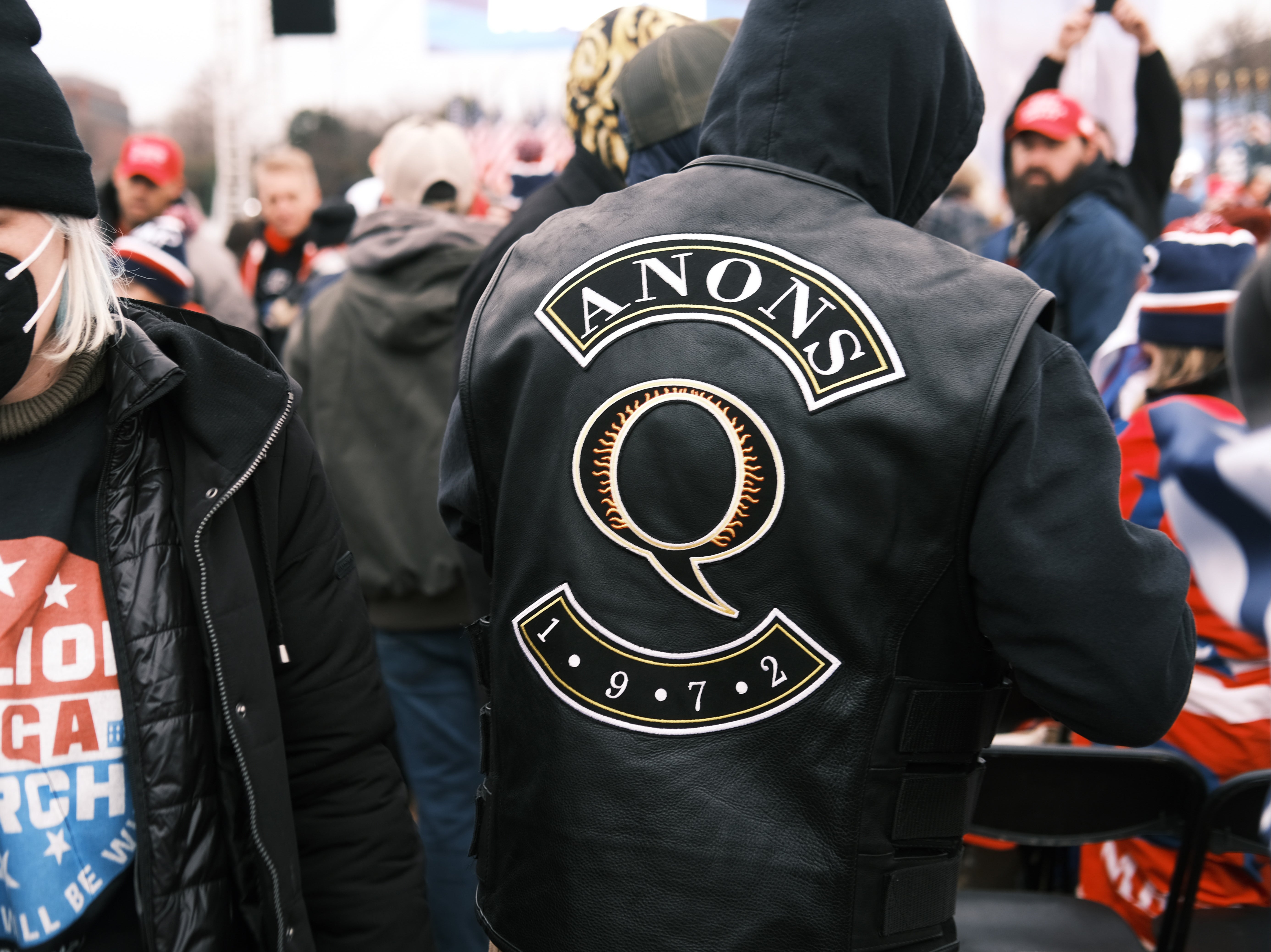 ¿Por qué los partidarios de QAnon creen que Trump regresará hoy como presidente de Estados Unidos? 