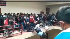 Video muestra el momento en que se derrumba un balcón en universidad de Bolivia, matando a siete estudiantes