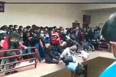 Video muestra el momento en que se derrumba un balcón en universidad de Bolivia, matando a siete estudiantes