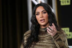 Kim Kardashian es criticada por vestir a su mascota reptil en su línea de ropa