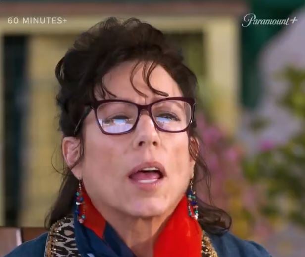 Madre de “QAnon Shaman” defiende a su hijo y repite teorías de conspiración electoral