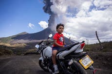 Guatemala: Turistas hacen fila para ver la más reciente erupción del volcán Pacaya