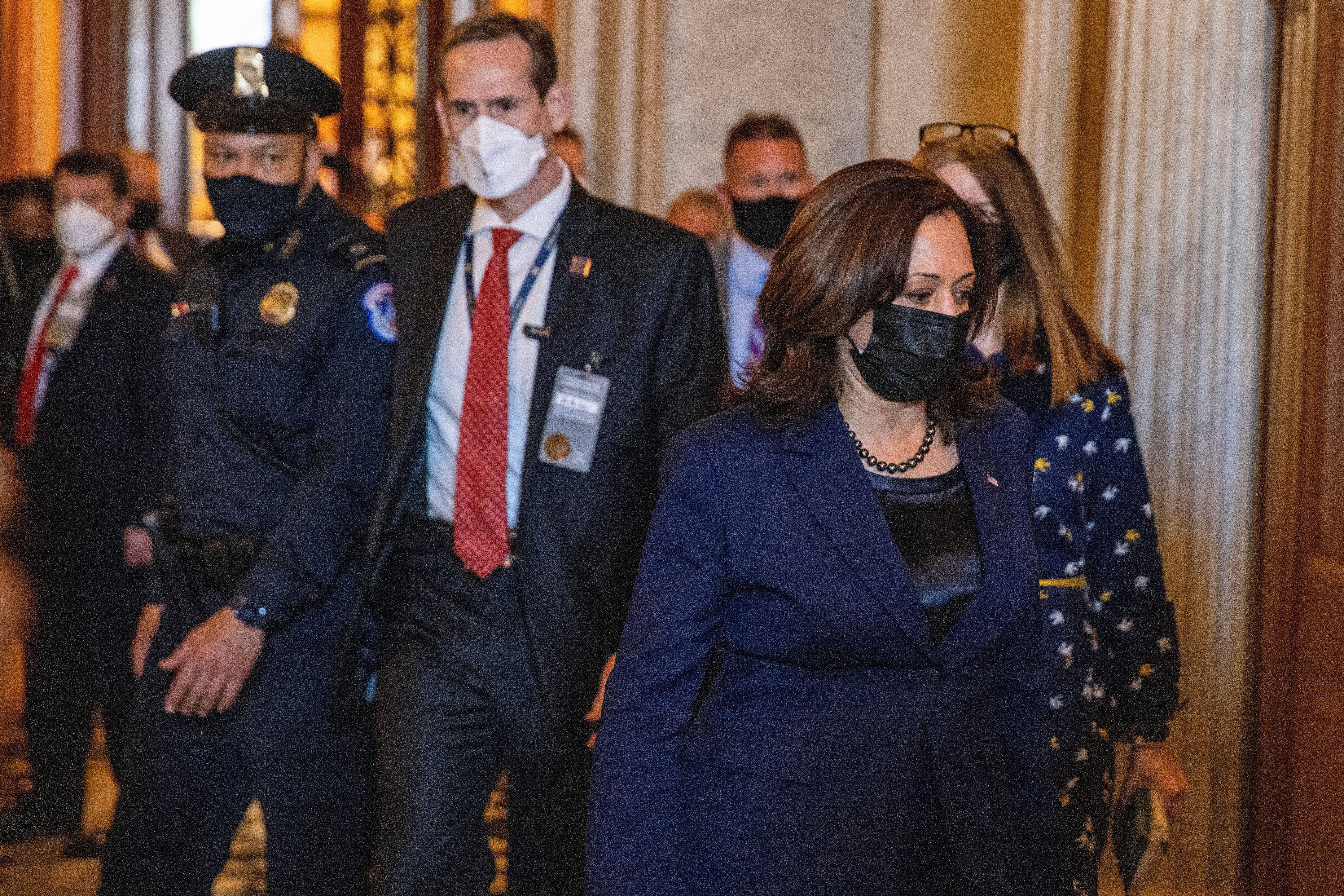 Kamala Harris emite voto de desempate para permitir debate sobre el proyecto de ley de ayuda COVID