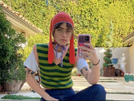 La hijastra de Kamala Harris, Ella Emhoff, lanza colección de prendas con Batsheva Hay