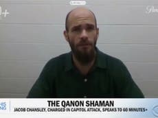 QAnon Shaman dijo en entrevista sentirse “decepcionado y herido” con Donald Trump