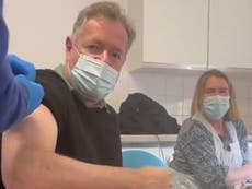 El controvertido Piers Morgan recibe su vacuna de COVID-19 en Londres
