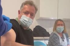 El controvertido Piers Morgan recibe su vacuna de COVID-19 en Londres