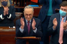 Aplausos en el Senado tras aprobación del proyecto de ley de alivio COVID propuesto por Biden