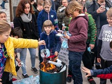 Los padres alientan a los niños a quemar cubrebocas en los escalones del capitolio estatal