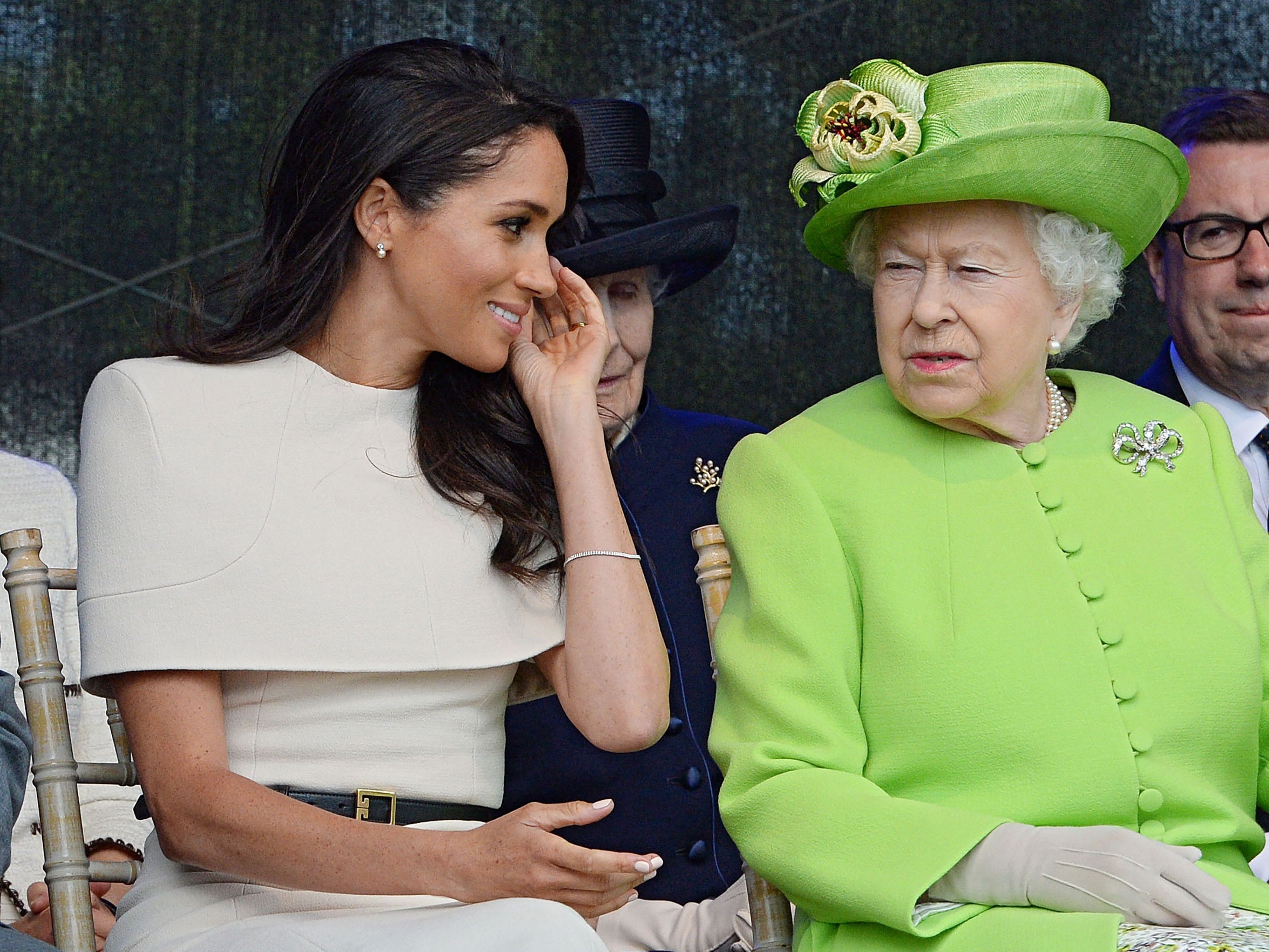 Meghan Markle dice que no sabía que debía hacer una reverencia ante la Reina Isabel en privado