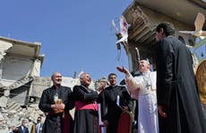 El Papa reza por las víctimas de la guerra durante su histórica visita al antiguo bastión del EI en Mosul