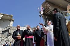 El Papa reza por las víctimas de la guerra durante su histórica visita al antiguo bastión del EI en Mosul