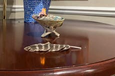 Estratega de inmigración de Biden, Susan Rice, quema salvia que “combate la negatividad” en su oficina después de 4 años de Stephen Miller