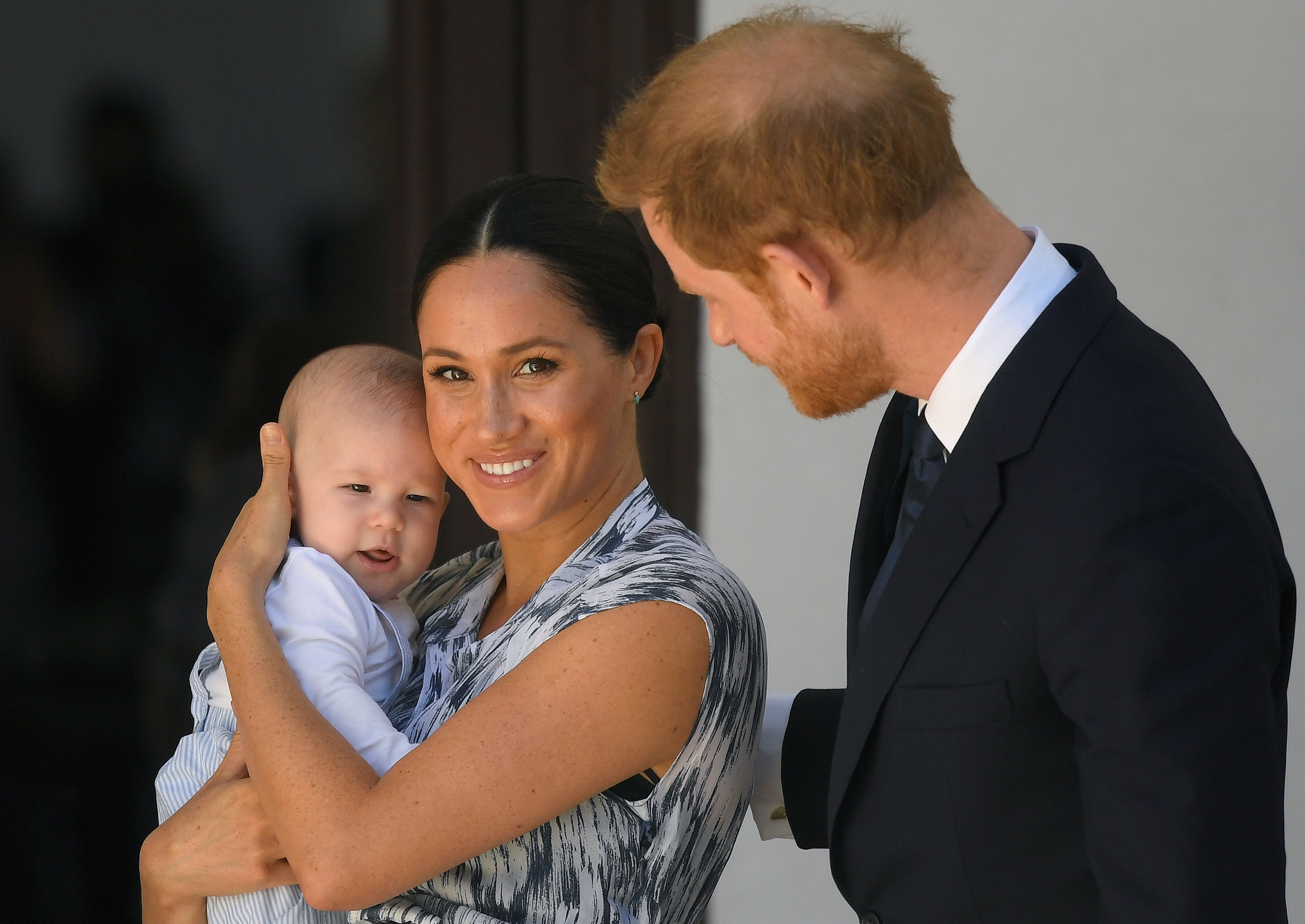 Harry y Meghan dicen que un miembro de la Familia Real expresó preocupación sobre qué tan oscura sería la piel de Archie
