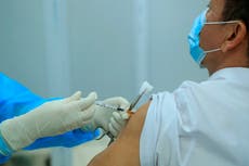 Las personas vacunadas pueden reunirse en pequeños grupos sin cubrebocas, según las normas de los CDC