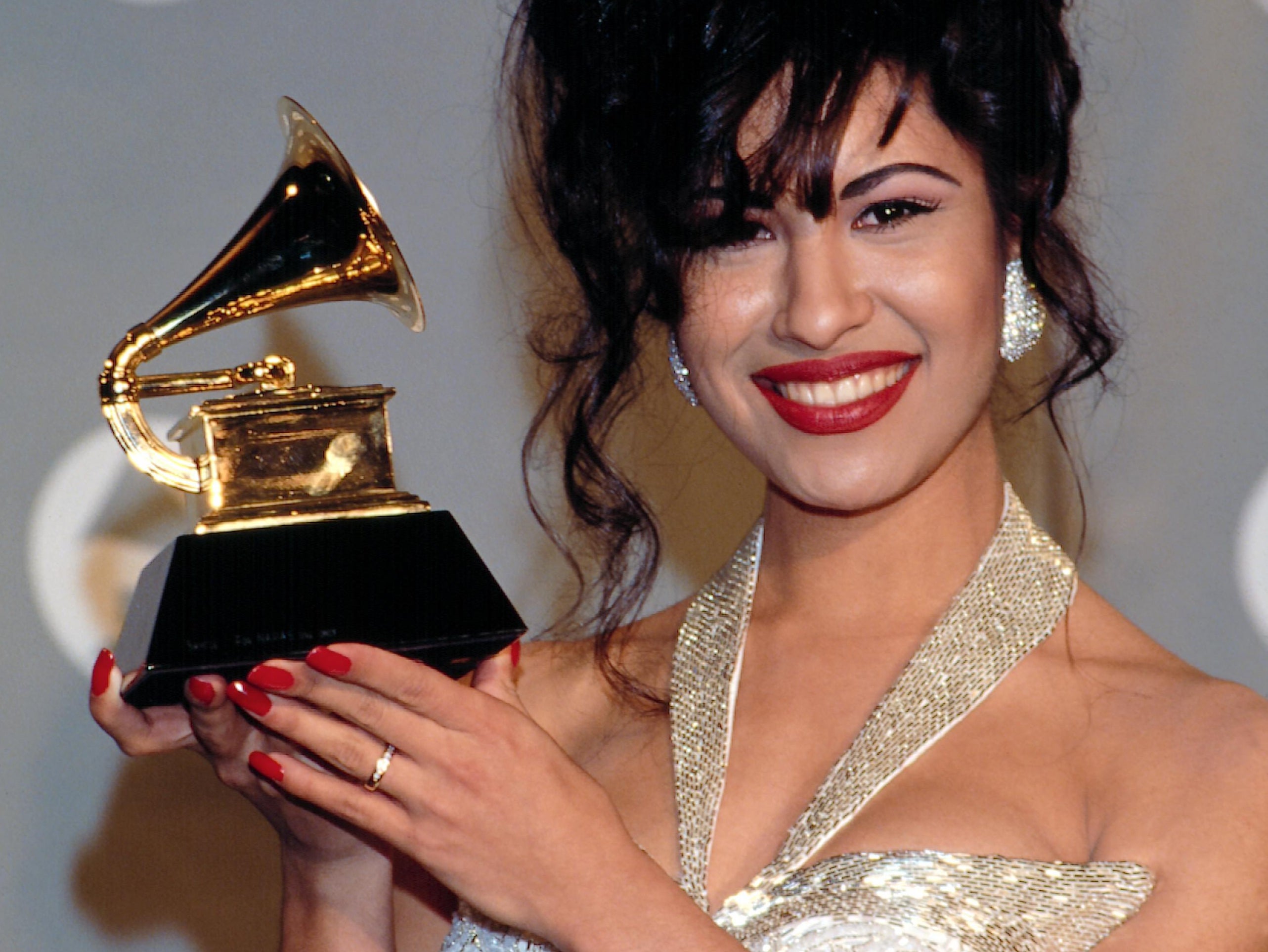 Selena posa con su Grammy tras bambalinas durante la entrega número 36 de los premios el 1 de marzo de 1994.  