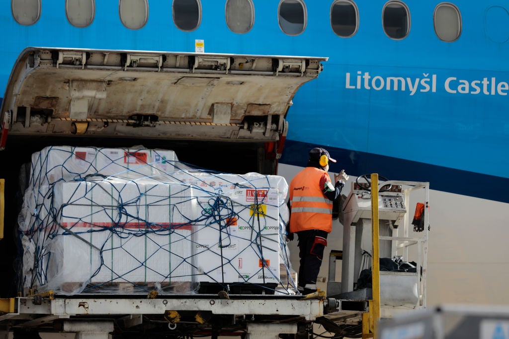 <p>Durante el fin de semana, Chile envió 20.000 dosis de la vacuna Sinovac a Ecuador y Paraguay</p>