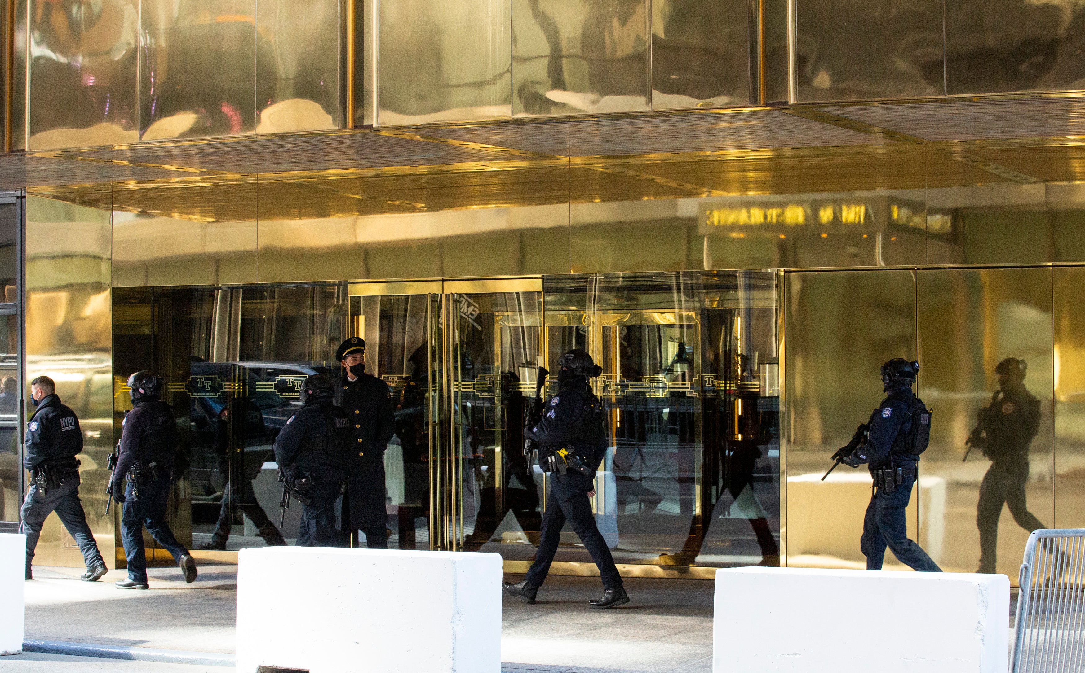 Estallan protestas frente a Trump Tower para exigir el arresto del ex presidente después de su regreso a Nueva York