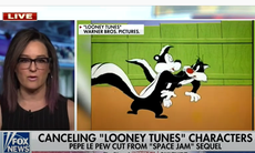 Fox News defiende a Pepe Le Pew después de que la mofeta de la “cultura de la violación” fuera cancelada en la secuela de Space Jam