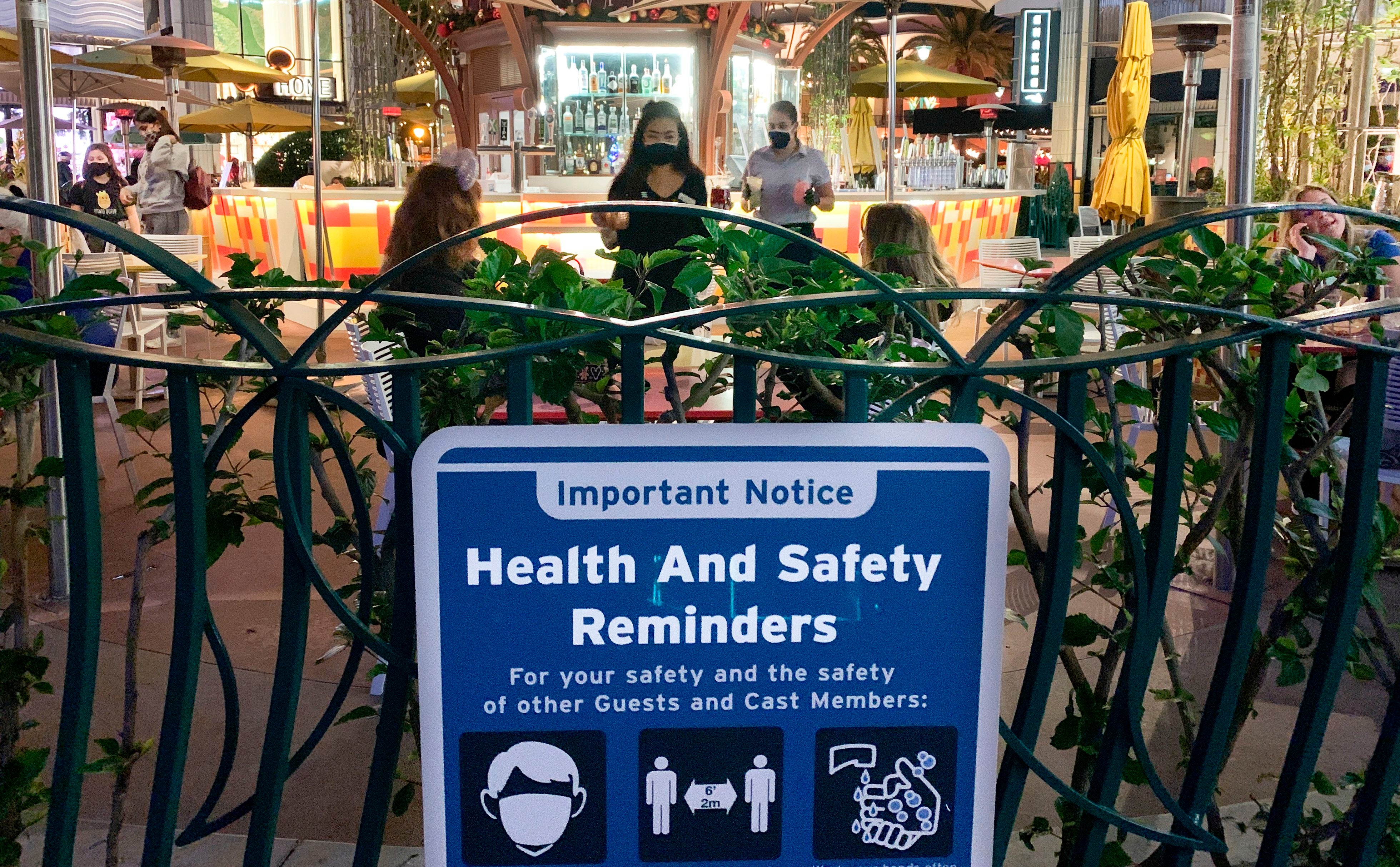 Trabajadores de Disney escupidos y acosados por invitados que se niegan a usar cubrebocas