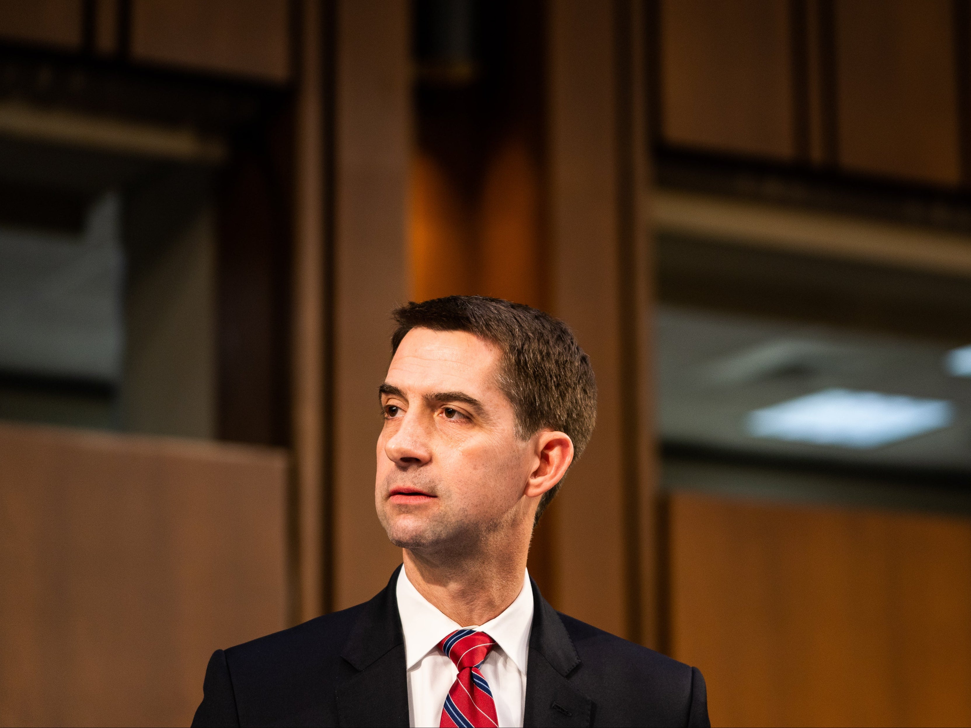 Tom Cotton asegura que los cheques de ayuda a prisioneros son una “loca idea demócrata”
