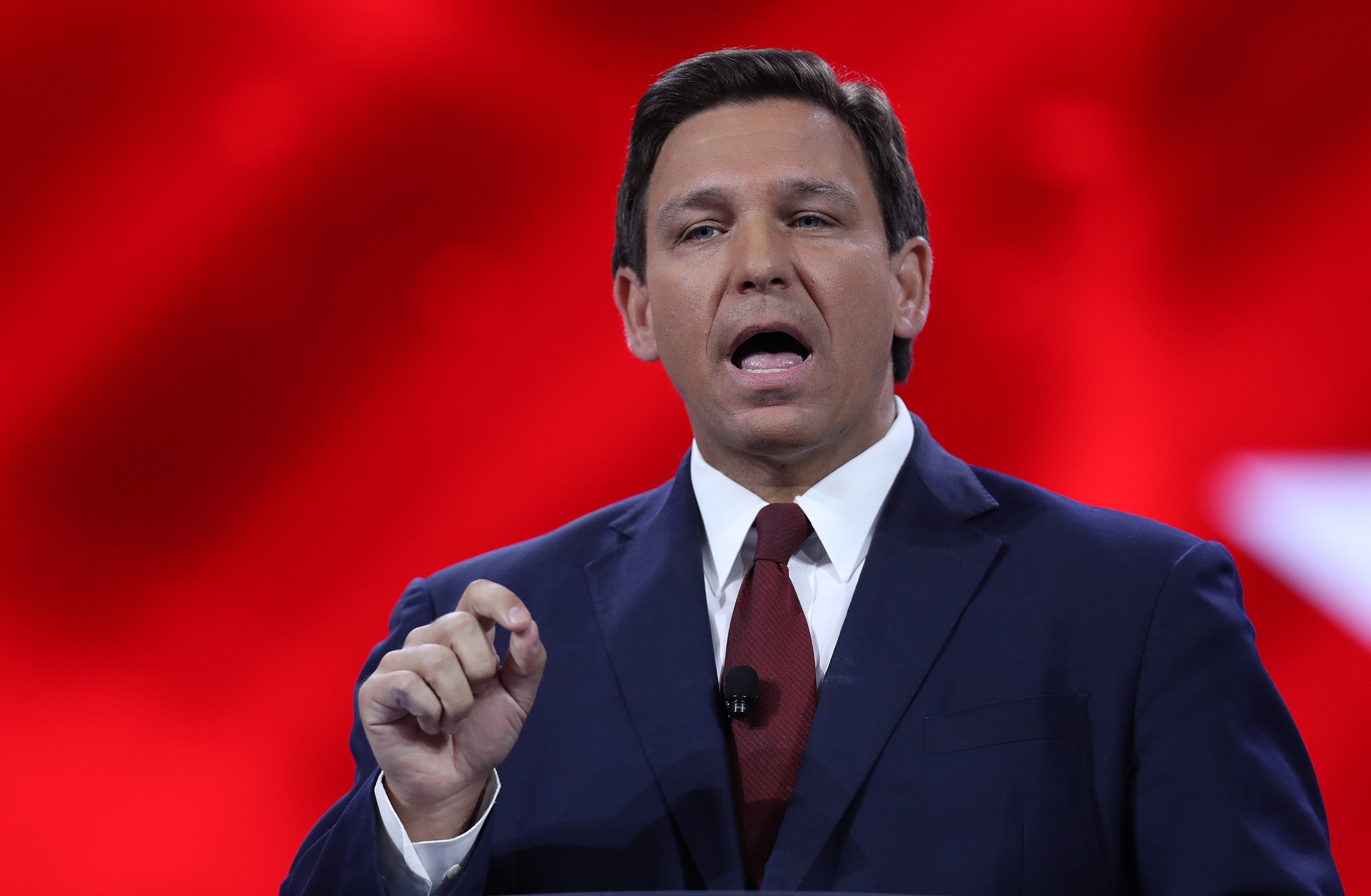 La principal demócrata de Florida afirma que Ron DeSantis contrajo el coronavirus y se lo ocultó a los votantes