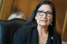 “Ella es bienvenida en nuestra sauna cualquier día”: Tucker Carlson lanza un extraño ataque contra Deb Haaland